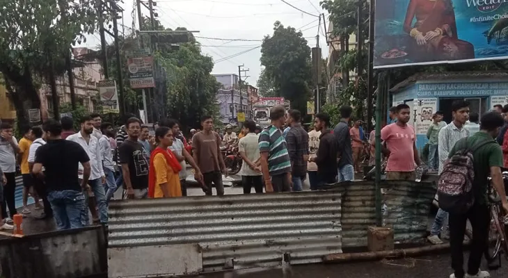 বারুইপুরে অবৈধ দোকান ভাঙার জেরে অবরোধ