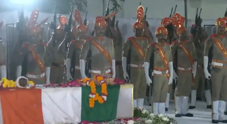 রাজকোটে গান স্যালুটে শেষ বিদায় জানানো হল আমেদাবাদ বিমান দুর্ঘটনায় প্রয়াত গুজরাতের প্রাক্তন মুখ্যমন্ত্রী বিজয় রূপানিকে