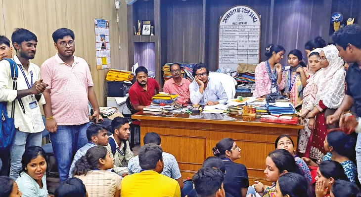 ভর্তি ও পরীক্ষার ফি কমানোর দাবিতে রেজিস্ট্রারকে ঘেরাও, গৌড়বঙ্গ বিশ্ববিদ্যালয়ে উত্তেজনা