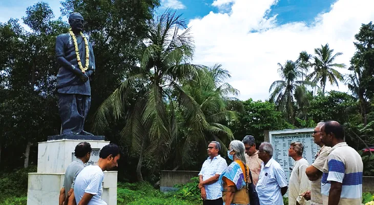 বহড়ু স্টেশনে হেমন্তের নামে  ফলক না বসানোয় ক্ষোভ