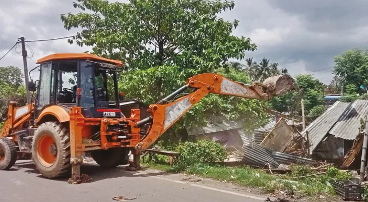 আদিগঙ্গার পাড়ে সরকারি জমিতে তৈরি দোকান ভাঙা শুরু বারুইপুরে