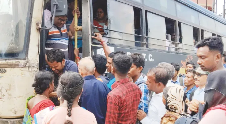 বাস ধর্মঘটের জেরে চরম দুর্ভোগ আরামবাগে, বৈঠকে মিলল সমাধানসূত্র, আজ থেকে রাস্তায় বাস
