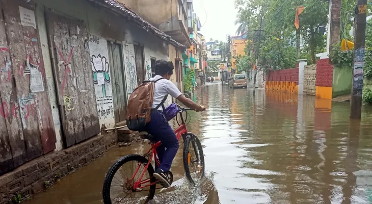 ভোর থেকেই ভারী বৃষ্টিতে জল থই থই তমলুক শহরের ৮ নম্বর ওয়ার্ড এলাকা