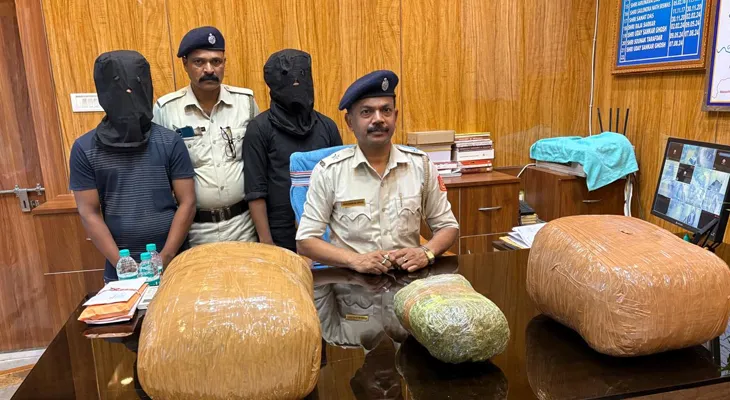 বহরমপুরে গাঁজাসহ গ্রেপ্তার দুই ভাই, বাড়ি থেকে উদ্ধার ২৬ কেজি গাঁজা