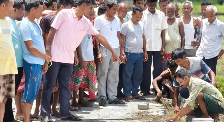 ময়নাগুড়ি ব্লকের আমগুড়ি গ্রাম পঞ্চায়েত এলাকায় নিম্ন মানের সামগ্রী দিয়ে রাস্তা নির্মাণের অভিযোগ, ক্ষোভ এলাকাবাসীর