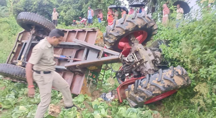 আউশগ্রামের হরিনাথপুরে ট্রাক্টর উল্টে মৃত্যু হল এক যুবকের