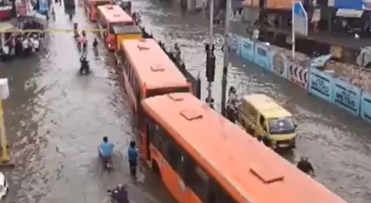 ভারী বৃষ্টির জেরে জলমগ্ন দিল্লি-এনসিআর এলাকা