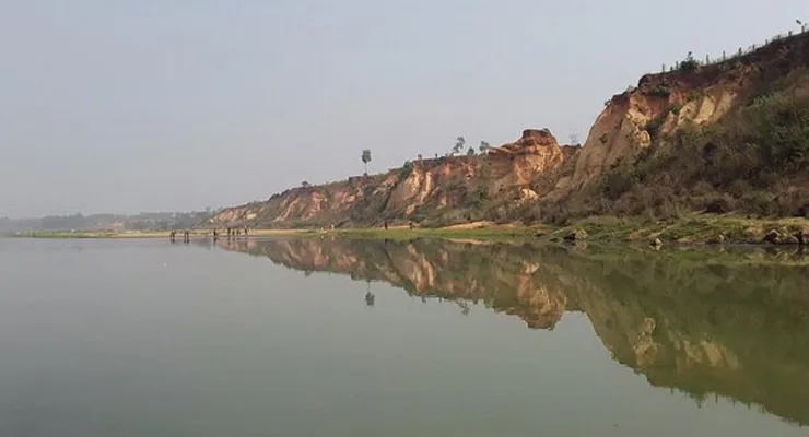 স্লুইস গেট তৈরি করতে কাটা হয়েছে বাঁধ, জল বাড়লেই ভাসবে ঘাটাল, আশঙ্কা