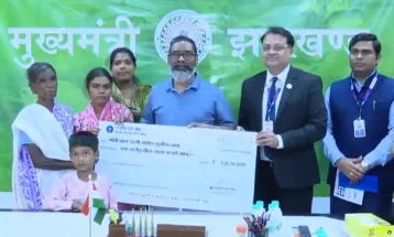 মাওবাদী দমন অভিযানে শহিদ জওয়ান সুনীল ধানের পরিবারের হাতে ১.২ কোটি টাকার চেক তুলে দিলেন ঝাড়খণ্ডের মুখ্যমন্ত্রী হেমন্ত সোরেন