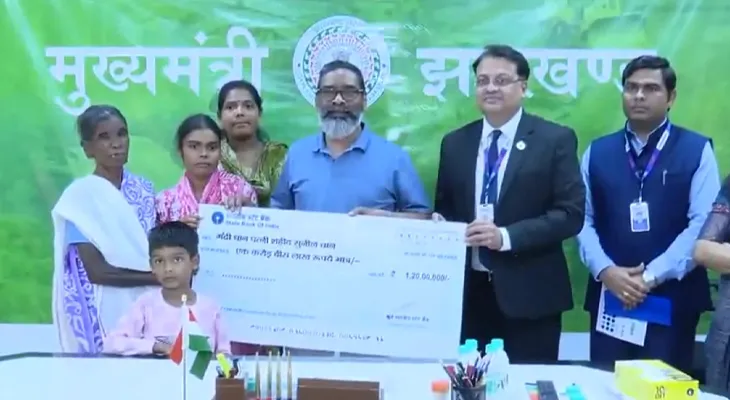 মাওবাদী দমন অভিযানে শহিদ জওয়ান সুনীল ধানের পরিবারের হাতে ১.২ কোটি টাকার চেক তুলে দিলেন ঝাড়খণ্ডের মুখ্যমন্ত্রী হেমন্ত সোরেন