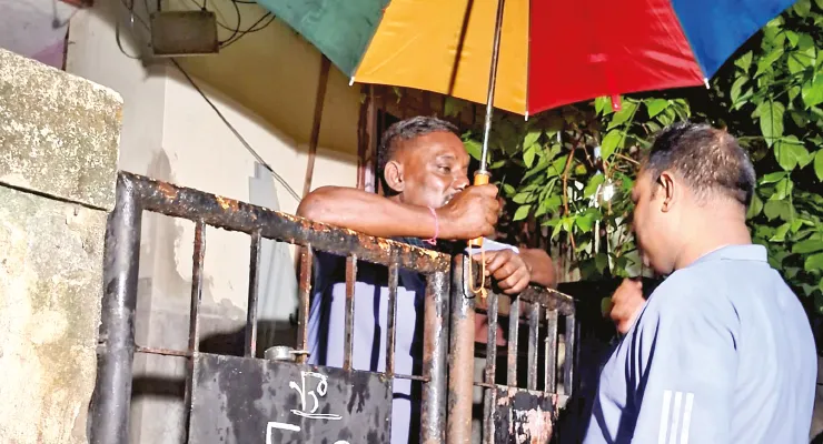 কসবা-রাজডাঙা: দেনার দায়! ঝুলন্ত দেহ উদ্ধার বাবা, মা, ছেলের