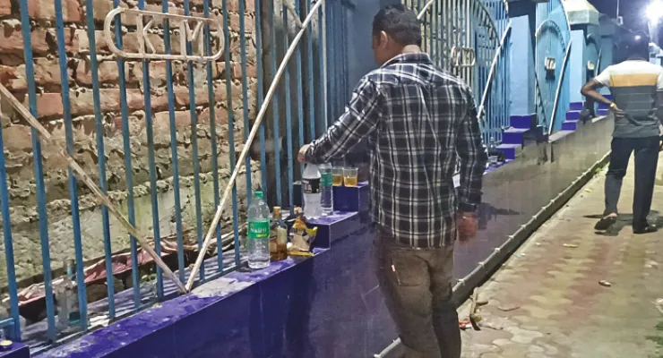 রাত বাড়লেই কালিয়াগঞ্জ শহরজুড়ে মদের ঠেক, অতিষ্ঠ সাধারণ মানুষ