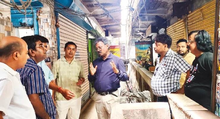 কোচবিহার: মুখ্যমন্ত্রীর নির্দেশের পর ভবানীগঞ্জ বাজার ঘুরে দেখলেন ইঞ্জিনিয়াররা