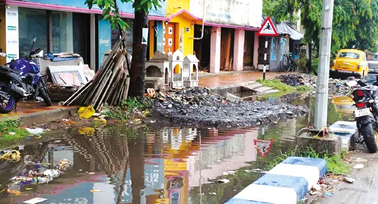 অল্প বৃষ্টিতে জলবন্দি পানিহাটির বিটি রোড, বর্ষায় নিকাশি নালা সংস্কার নিয়ে প্রশ্ন