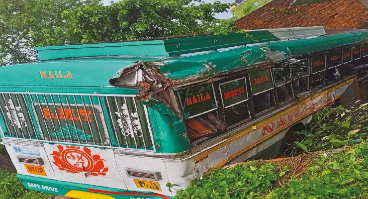 নামখানায় ভ্যানের ধাক্কায় মৃত্যু, ফলতায় নয়ানজুলিতে পড়ল বাস