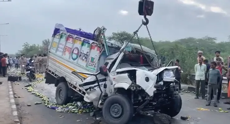 বুধবার সকালে উত্তরপ্রদেশের আগ্রায় ফ্লাইওয়ার থেকে নীচে ছিটকে পড়ল পিকআপ ভ্যান, মৃত ৪, গুরুতর জখম একজন