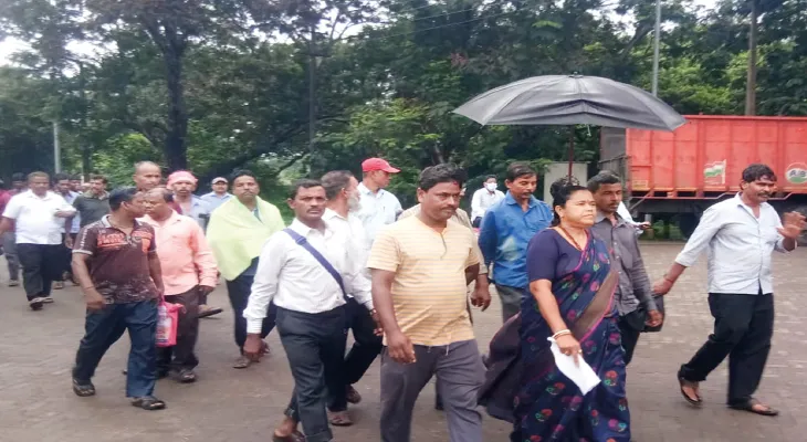হলদিয়ায় ছাঁটাই শ্রমিকদের পুনর্বহালের দাবিতে বিধায়কের নেতৃত্বে অফিস ঘেরাও