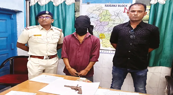 তালগাছের গোড়ায় পোঁতা আগ্নেয়াস্ত্র, ক্রেতা সেজে ধরল পুলিস