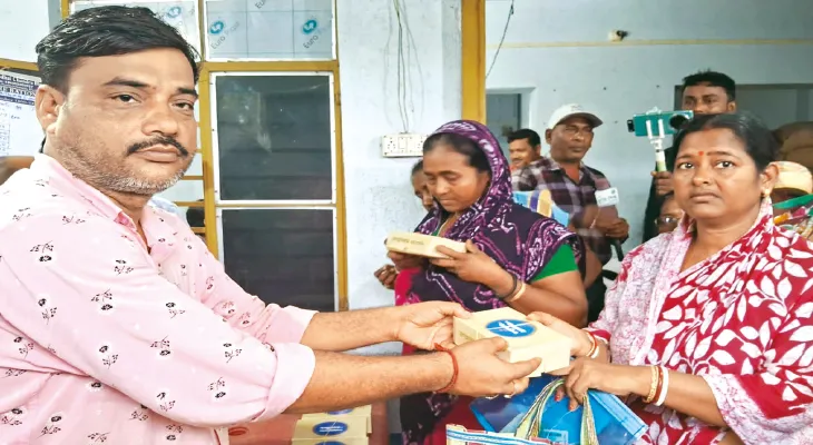 শুরু হল জগন্নাথদেবের প্রসাদ বিতরণ নৌকায় চেপে প্যাকেট যাবে সুন্দরবনে