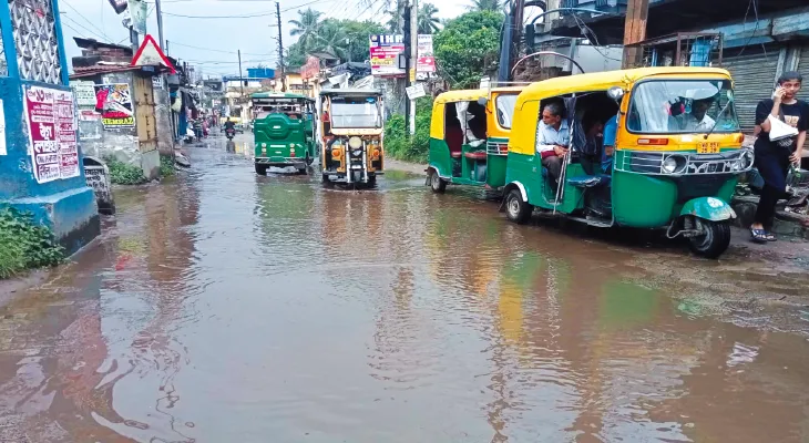 বারুইপুরে রেলগেটের সামনের রাস্তা সংস্কার ঘিরে টানাপোড়েন
