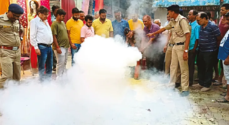 জতুগৃহ দিনবাজারে ভয় ধরাচ্ছে পরিত্যক্ত ভবন, মারাত্মক ঝুঁকি নিয়ে চলছে ব্যবসা!