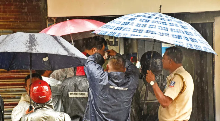 হাতে স্যালাইনের চ্যানেল, তা নিয়েই দুষ্কৃতী ধরতে ছুটলেন পুলিস অফিসার