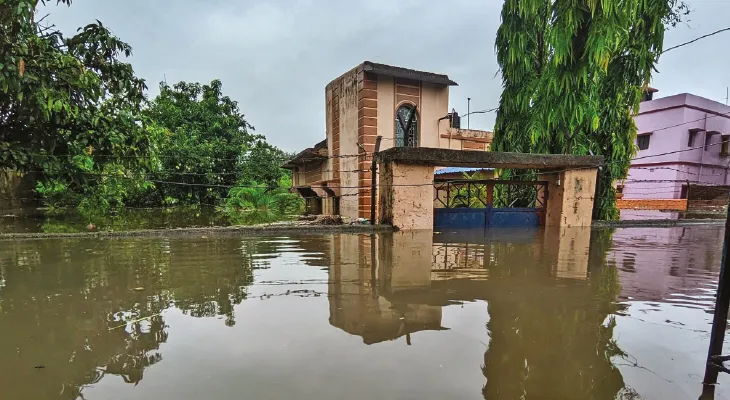 কালভার্ট পার হতে গিয়ে ভেসে গেলেন বৃদ্ধ, মেঘভাঙা বৃষ্টিতে জল থইথই পুরুলিয়া শহর
