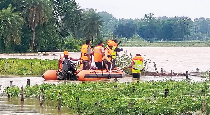 দু’দিনের টানা বৃষ্টিতে শীলাবতীর জল বেড়ে বিপত্তি, ভাসল গড়বেতার দু’টি ব্লক