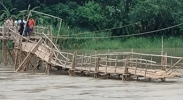 ডিভিসির ছাড়া জলে পরপর তিনটি বাঁশের সাঁকো ভেঙে মূল ভূখণ্ড থেকে বিচ্ছিন্ন হয়ে পড়ল হাওড়া জেলার আমতা বিধানসভার ভাটোরা