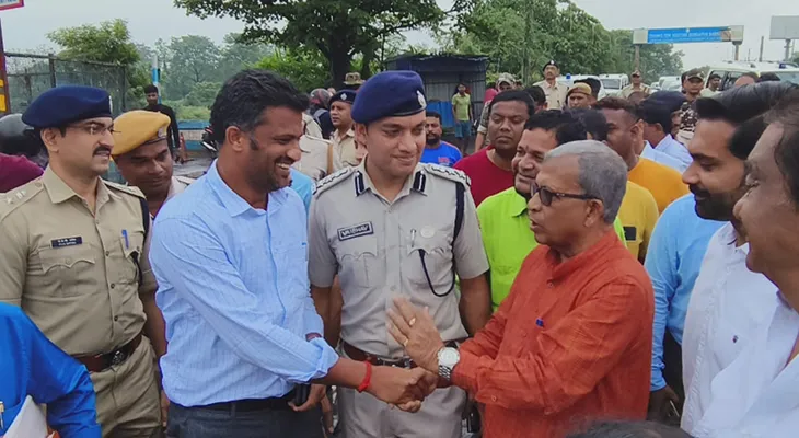 দুর্গাপুর ব্যারেজ পরিদর্শনে এলেন রাজ্যের সেচমন্ত্রী মানস ভুঁইয়া