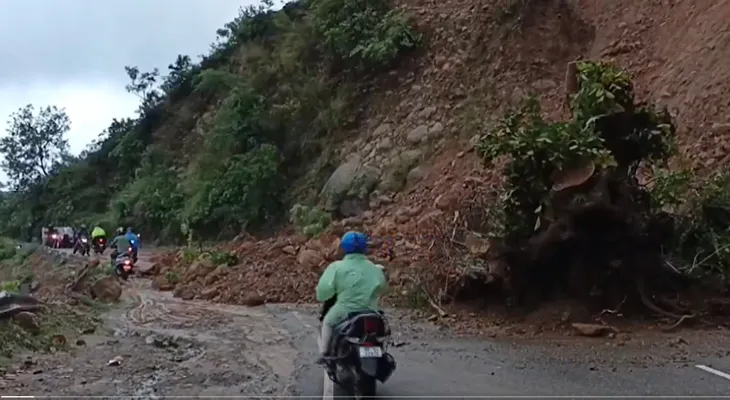 হিমাচলপ্রদেশের ধরমশালায় ধস, চলছে রাস্তা পরিষ্কারের কাজ