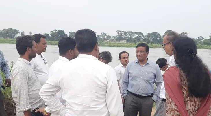 উদয়নারায়ণপুরের নদী বাঁধ মেরামতের কাজ পরিদর্শন করলেন সেচ দপ্তরের প্রধান সচিব মনীশ জৈন