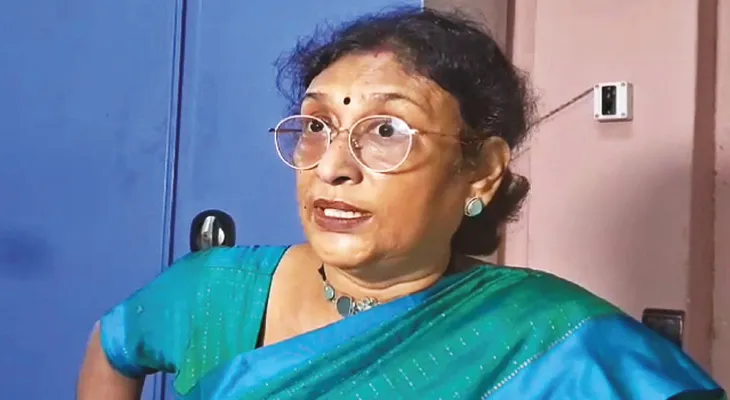 তুলসীর মালা পরে বিদ্যালয়ে ‘নো এন্ট্রি’! ফতোয়া জারি করে বিতর্কে প্রধান শিক্ষিকা