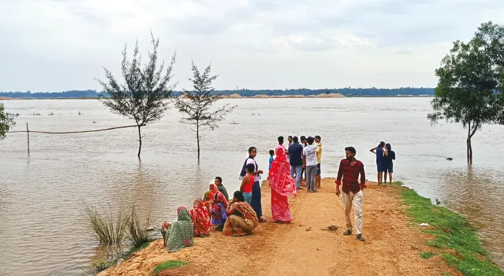 গালুডি থেকে জল ছাড়ায় ফুঁসছে সুবর্ণরেখা, কেশিয়াড়ি ও দাঁতন ১ ব্লকে বন্যার ভ্রুকুটি