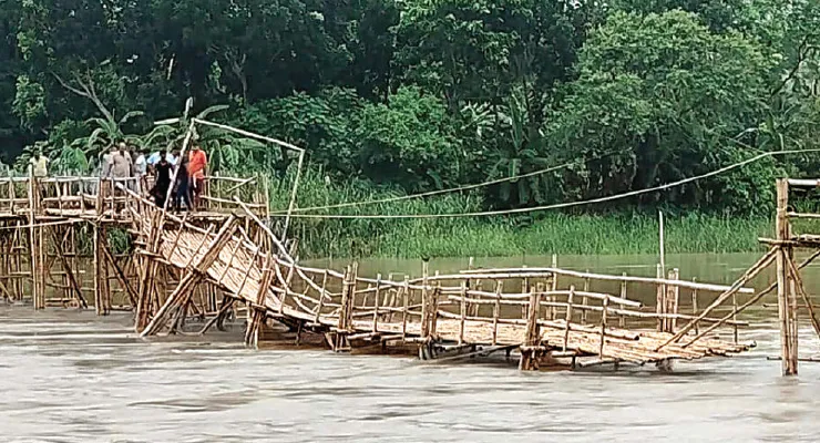 বন্যা পরিস্থিতির মধ্যেই জল ছাড়ল ডিভিসি, ভাসছে দক্ষিণবঙ্গের বহু এলাকা, জরুরি বৈঠকে মমতা