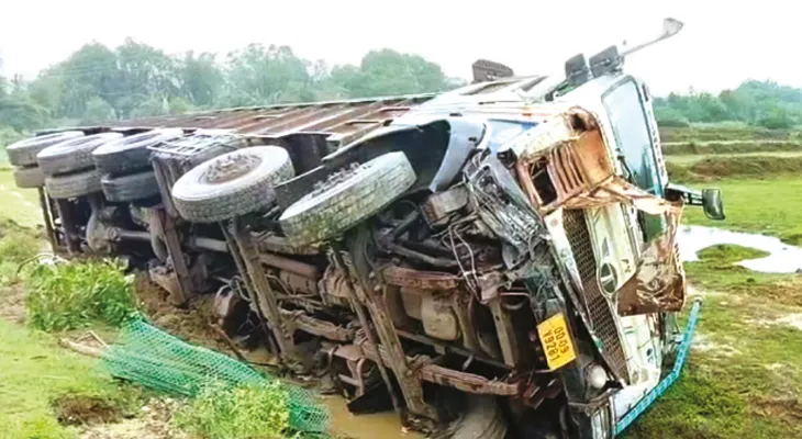বিয়ের অনুষ্ঠান শেষ হওয়ার আগেই গাড়ি নিয়ে রওনা দেন বরের বন্ধুরা