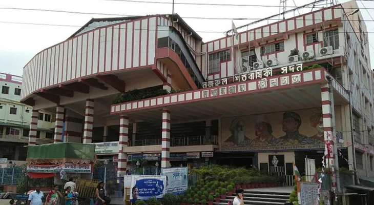 খাল দখল করে নির্মাণ, কাজ বন্ধ  করার নির্দেশ মধ্যমগ্রাম পুরসভার