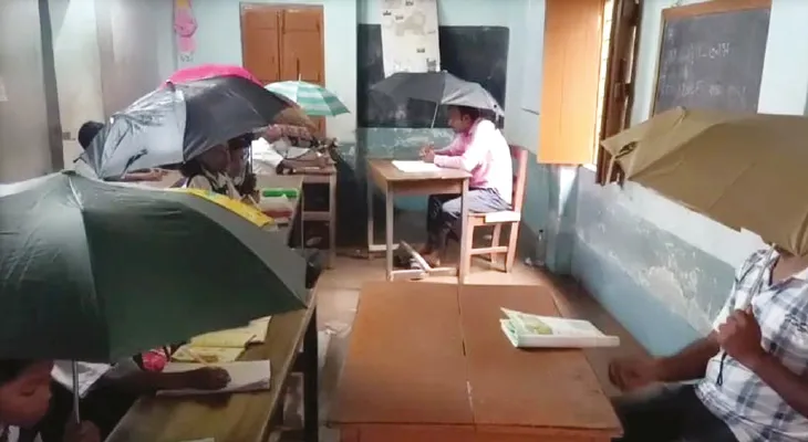ছাতা মাথায় ক্লাস করছে পড়ুয়ারা, ভিডিও ভাইরাল হতেই ক্ষোভ হুগলির শিক্ষামহলে