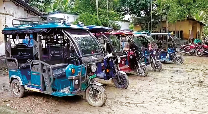 চক্র ফাঁস, বাদুড়িয়া পুলিসের  হাতে ১১ টোটো সহ গ্রেপ্তার ৩