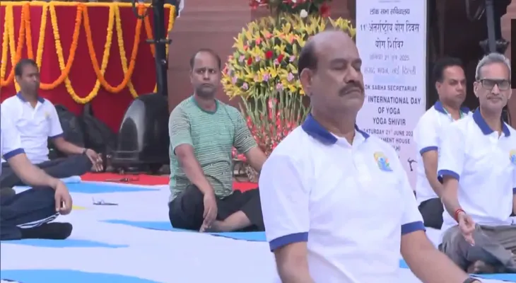 আন্তর্জাতিক যোগ দিবস: দিল্লিতে যোগব্যায়াম করছেন লোকসভার স্পিকার ওম বিড়লা