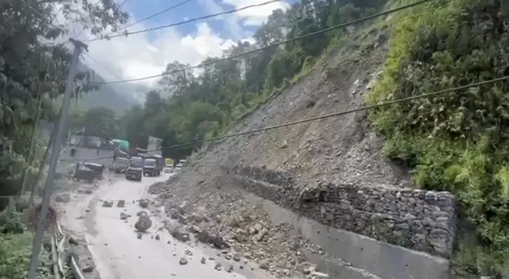 কালিম্পংয়ের লাইফ লাইন এনএইচ-১০ এর মল্লি বাজারের কাছে ধস, সেই কারণেই বন্ধ রাস্তার একাংশ
