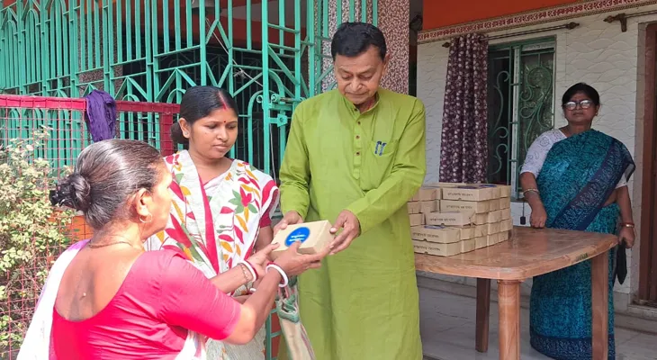 দুয়ারে রেশনের মাধ্যমে পূর্ব বর্ধমানের পূর্বস্থলী ১ নং ব্লকের বাসিন্দাদের হাতে দীঘার জগন্নাথ দেবের মন্দিরের প্রসাদ তুলে দিচ্ছেন মন্ত্রী স্বপন দেবনাথ