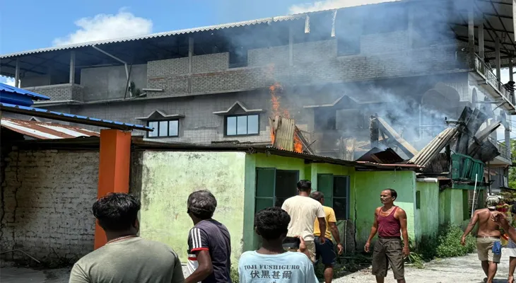বানারহাট ব্লকের লক্ষ্মীপাড়া চাবাগানে প্রাক্তন কেন্দ্রীয় মন্ত্রী তথা তৃণমূল নেতা জন বারলার বাসভবনে অগ্নিকাণ্ড, ঘটনাস্থলে পৌঁছেছে দমকল