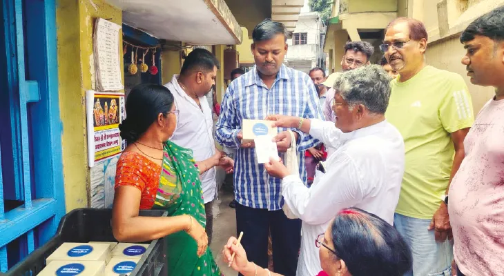 প্রসাদ বিলি ঘিরে হুগলিতে উৎসাহ তুঙ্গে, তরজা শুরু শাসক-বিরোধীর