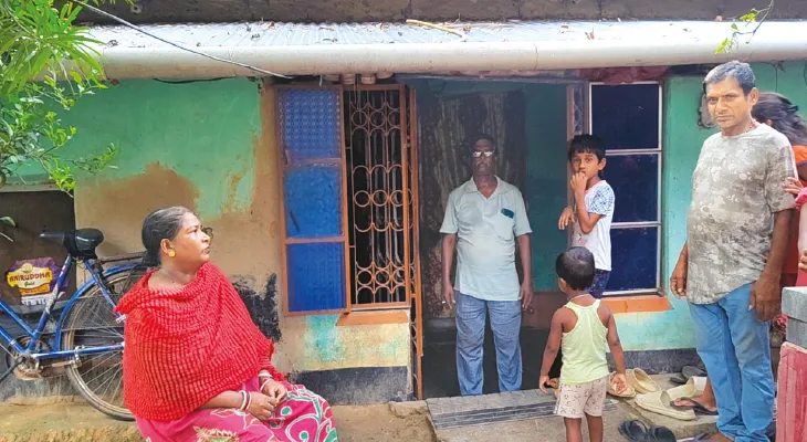 বুদবুদে একটি বাড়ির মেঝে ক্রমেই  গরম হয়ে যাচ্ছে, আতঙ্ক পরিবারে