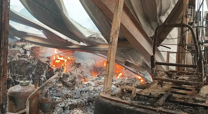 বারাসতে এখনও জ্বলছে গোডাউন