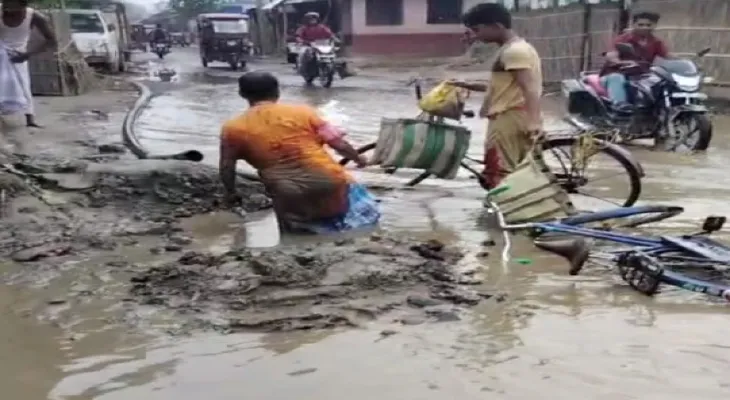 রাস্তা যেন ডোবা, সাইকেল নিয়ে পড়ে জখম বৃদ্ধ, সড়ক সংস্কার না হওয়ায় ক্ষোভ
