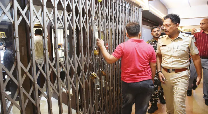 ভরদুপুরে সোনার দোকানে ডাকাতি লুট করে পালানোর সময় পাকড়াও ২