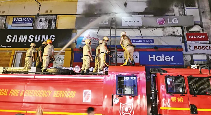 রাতে ভবানীগঞ্জ বাজারের কাছে পোদ্দার বিল্ডিংয়ে তিনতলার গোডাউনে আগুন, কোচবিহারে চাঞ্চল্য