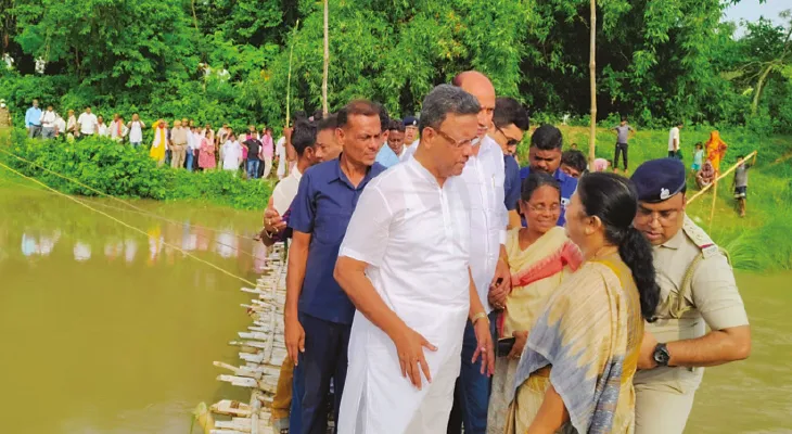 ডিভিসির জলে ফুঁসছে নদনদী,  খানাকুল পরিদর্শনে ফিরহাদ